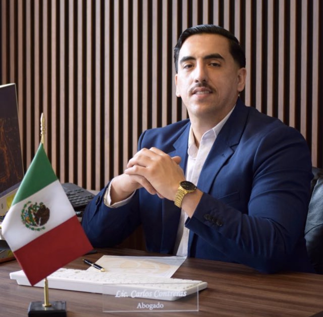 Lic. Carlos Contreras, abogado titular de Contreras Legal, en su despacho